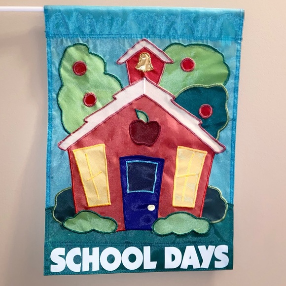 Garden Flags. Set of 2. Picture show both front and back of flags. - Picture 2 of 8